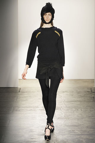 Sweater negro falda con frunce calzas negras Vanessa Bruno